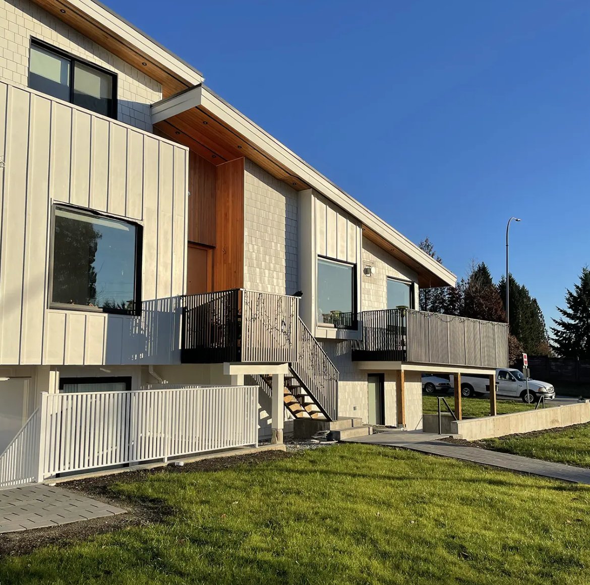 of the white house: Custom Homes in Metro Vancouver by Etthem Builders
